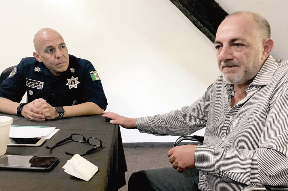 Jorge Brizuela, del comité de seguridad vecinal, y Jorge Aubry Quintanilla, dirigente vecinal de Condado de Sayavedra (REBECA JIMÉNEZ. EL UNIVERSAL)