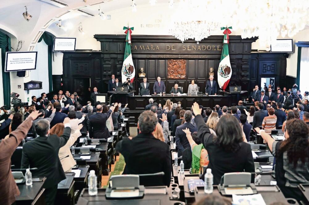 Así rindieron protesta los legisladores que conforman la Asamblea Constituyente de la Ciudad de México y que será la encargada de redactar la Constitución de la capital del país (FOTO: LUCÍA GODÍNEZ. EL UNIVERSAL)