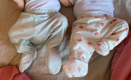 Mamá pide ayuda a policía porque no logra distinguir a sus gemelos: “el premio a la madre del año”