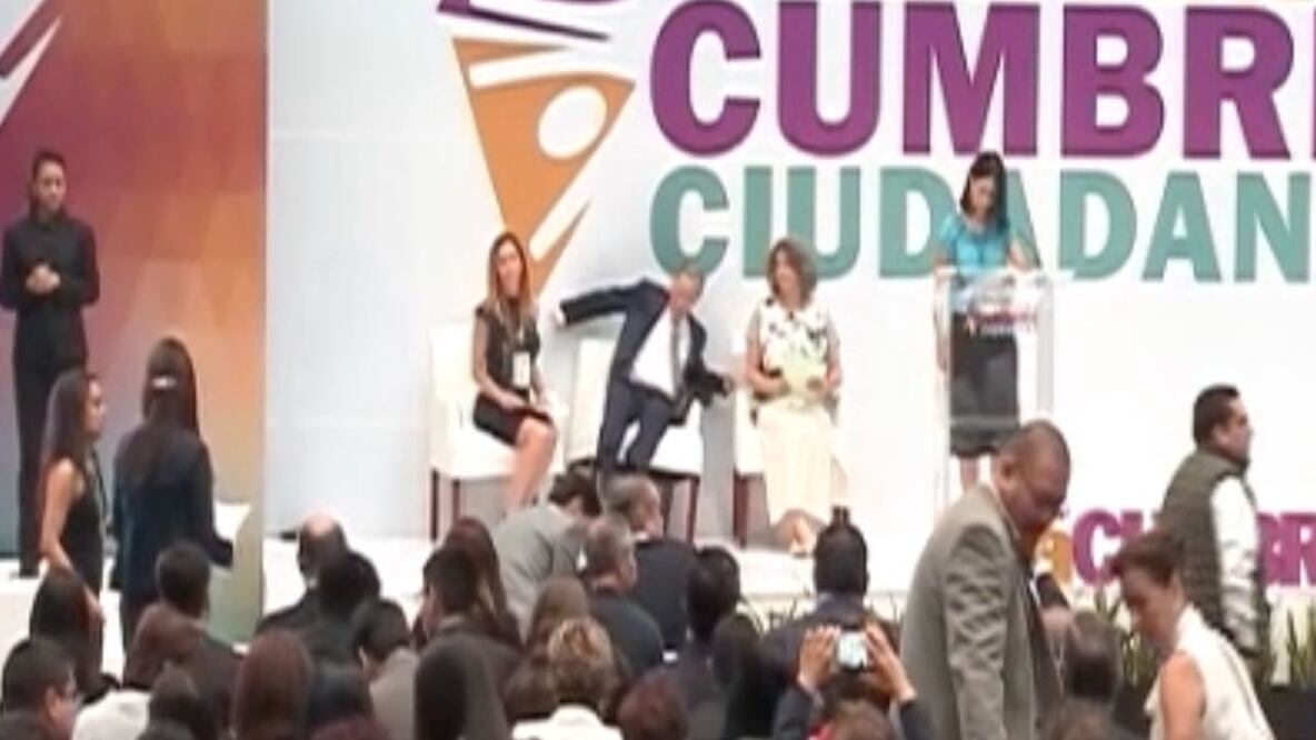 Se tambalea Meade en silla... Y responde con broma sobre Nestora Salgado