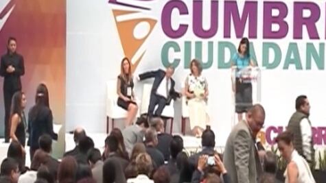 Se tambalea Meade en silla... Y responde con broma sobre Nestora Salgado