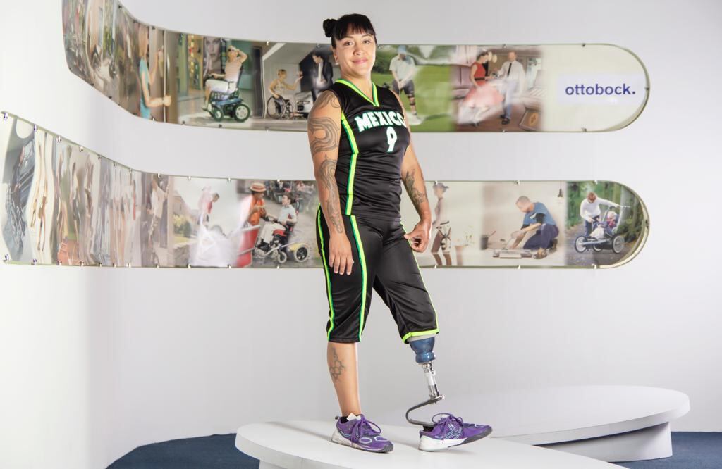 Yaotzaneth Díaz de León posa con el uniforme de seleccionada de basquetbol de deporte adaptado (Cortesía).