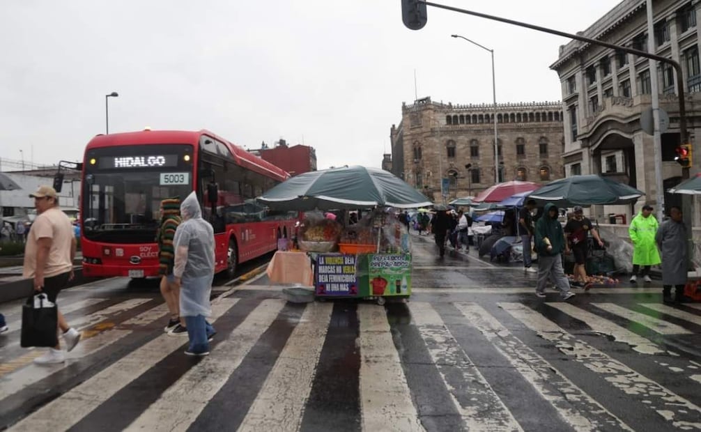 Motocicletas y bicis son los únicos vehículos que pasan por la vialidad; las unidades del Metrobús circulan con normalidad. | Foto: Carlos Mejía/El Universal.