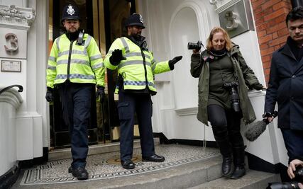 Julian Assange es interrogado por presunto crimen sexual 