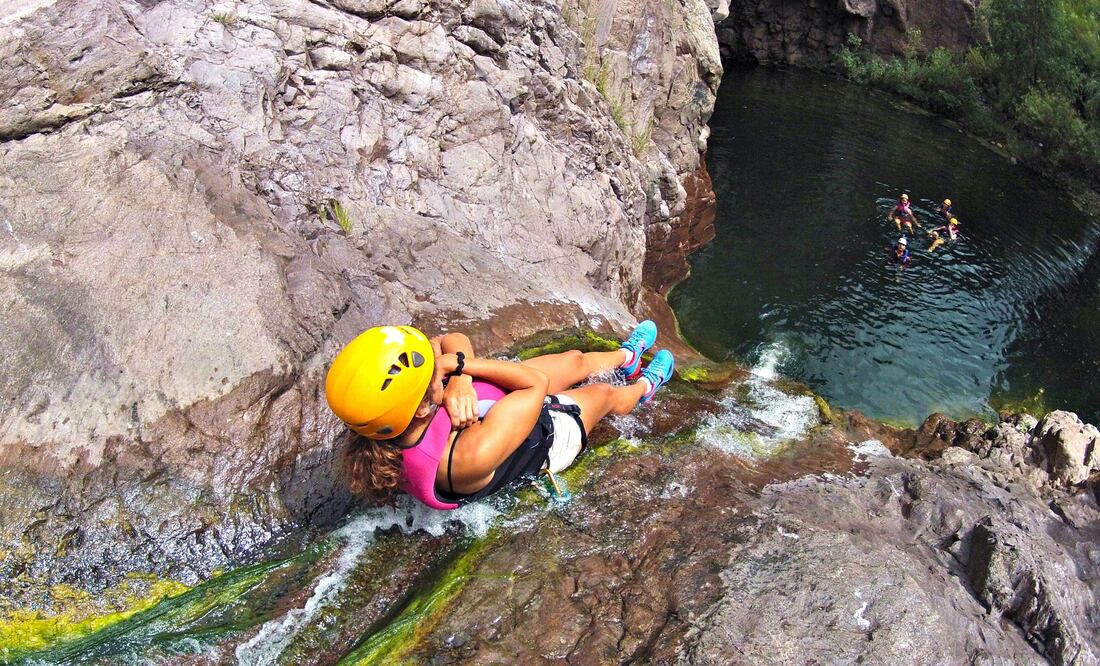 Deslízate por un tobogán de piedra volcánica, una resbaladilla natural en San Luis de la Paz. (Foto: Cortesía Wishbird)