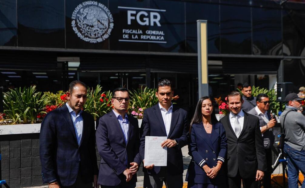El PAN realizó la presentación formal de una denuncia ante la FGR contra quien resulte responsable por los hechos de violencia ocurridos en el 15-N. Contó con la presencia del presidente nacional, Jorge Romero; del vocero nacional, Jorge Triana; y del abogado Roberto Gil Zuarth. (24/11/25). Foto: Diego Simón Sánchez/ EL UNIVERSAL