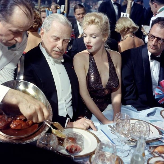Entre los asistentes del baile "Abril en París" de 1957 en el Waldorf estuvieron el dramaturgo Arthur Miller (izq.) y la estrella de cine Marilyn Monroe. Pinterest.