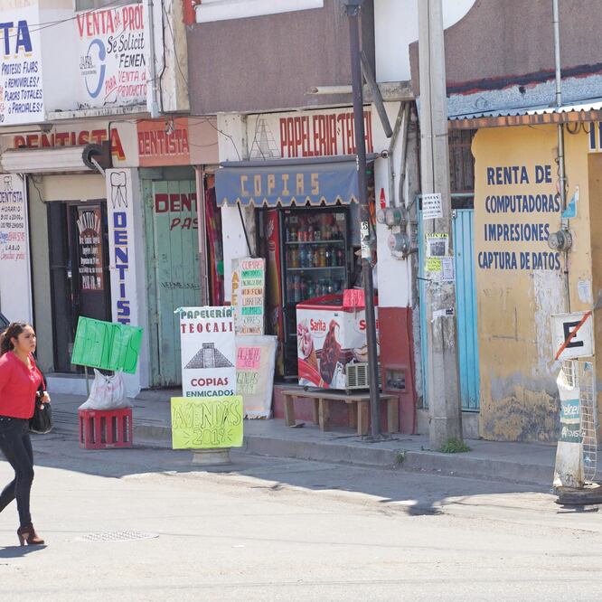 Extranjeros trazan su ruta de cobro según la cantidad de deudores, entre ellos comerciantes; los pagos diarios que les piden van de los 50 a los 150 pesos. EDWIN HERNÁNDEZ. EL UNIVERSAL
