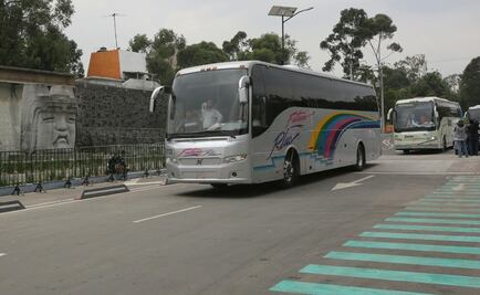 Arriban padres de normalistas a museo para reunión con EPN