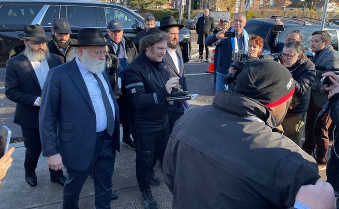 Javier Milei, visitó este lunes la tumba del rabino de Lubavitch, en un cementerio del distrito de Queen. Foto: @Lubavitch
