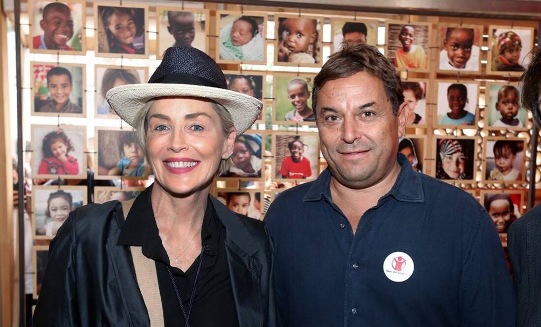 La actriz estadounidense posa junto a Claudio Tesauro, Presidente Save the Children Italia. FOTO: EFE.