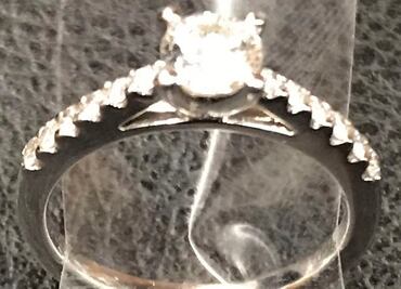 Policía de Nueva York busca a pareja que perdió anillo de compromiso