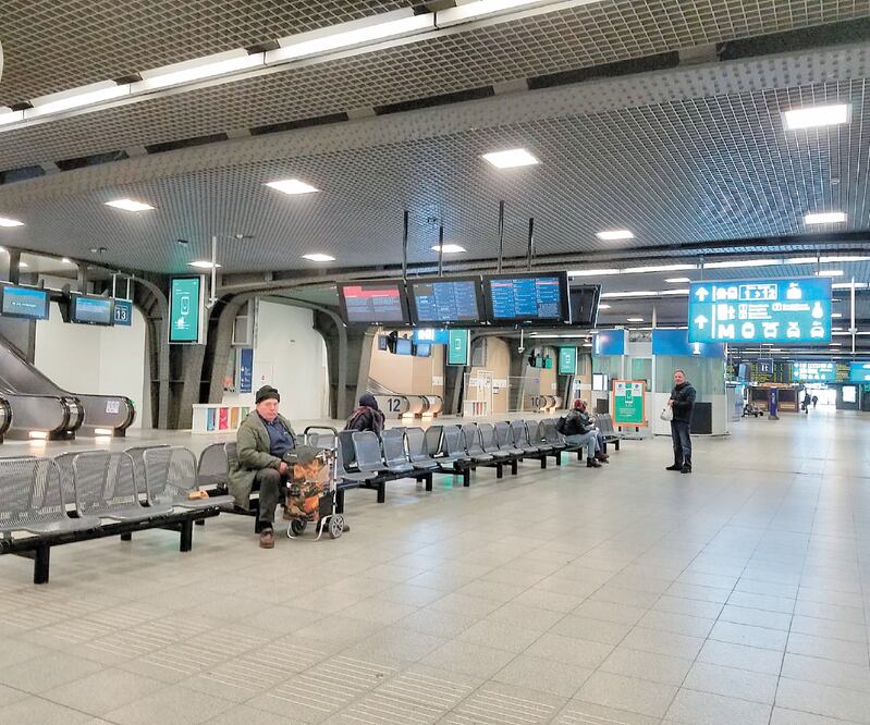 Las personas sin techo son las únicas almas que deambulan por los largos corredores y los accesos a la estación Bruxelles-Midi. INDER BUGARIN. EL UNIVERSAL