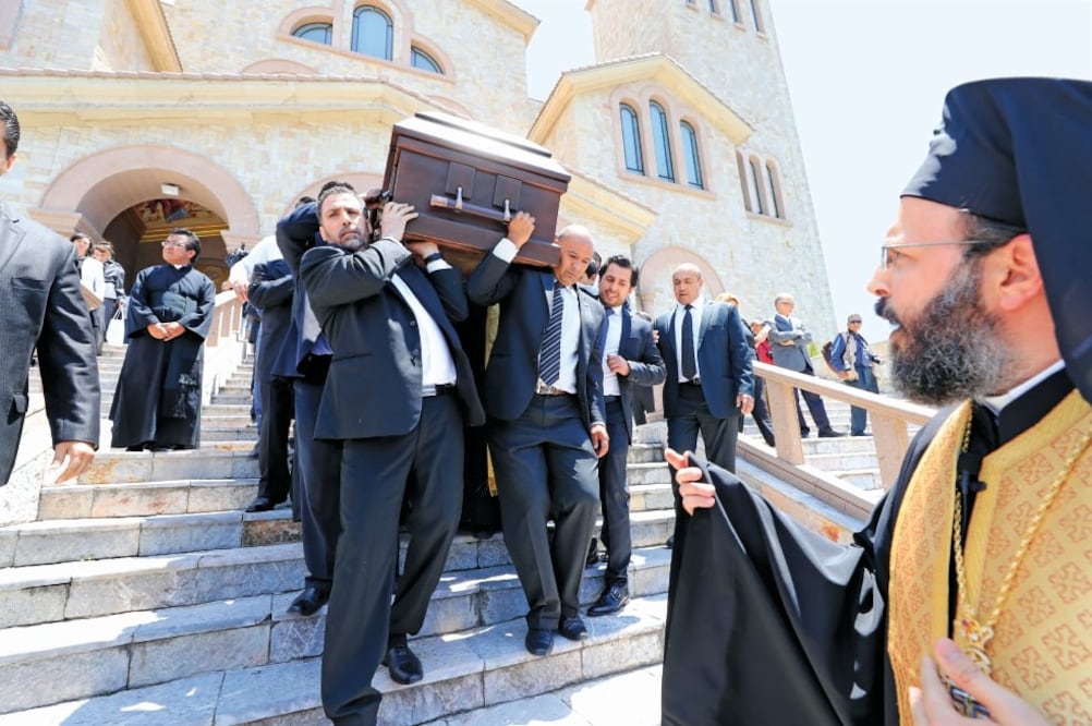Al finalizar la misa de cuerpo presente, los restos del arzobispo Chedraoui fueron sepultados en el área del Columbario de la catedral (FOTOS: IRVIN OLIVARES. EL UNIVERSAL)