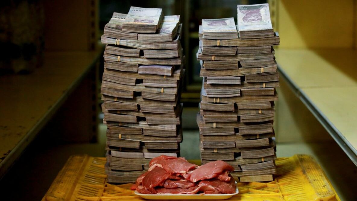 BBC. Un montón de bolívares venezolanos que equivalían a 1,45 dólares el 16 de agosto. Con esto se compra un kilo de carne. (Foto: Reuters)