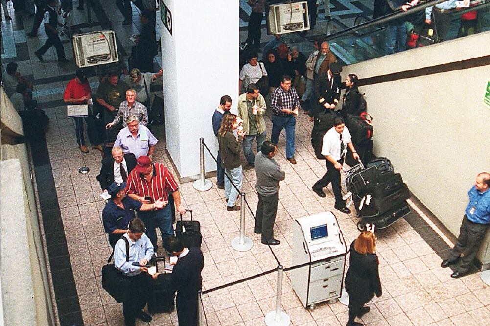 Las empresas aseguran que la terminal aérea se encarga del servicio de maletas, desde la documentación hasta la entrega a las aerolíneas (ARCHIVO EL UNIVERSAL)