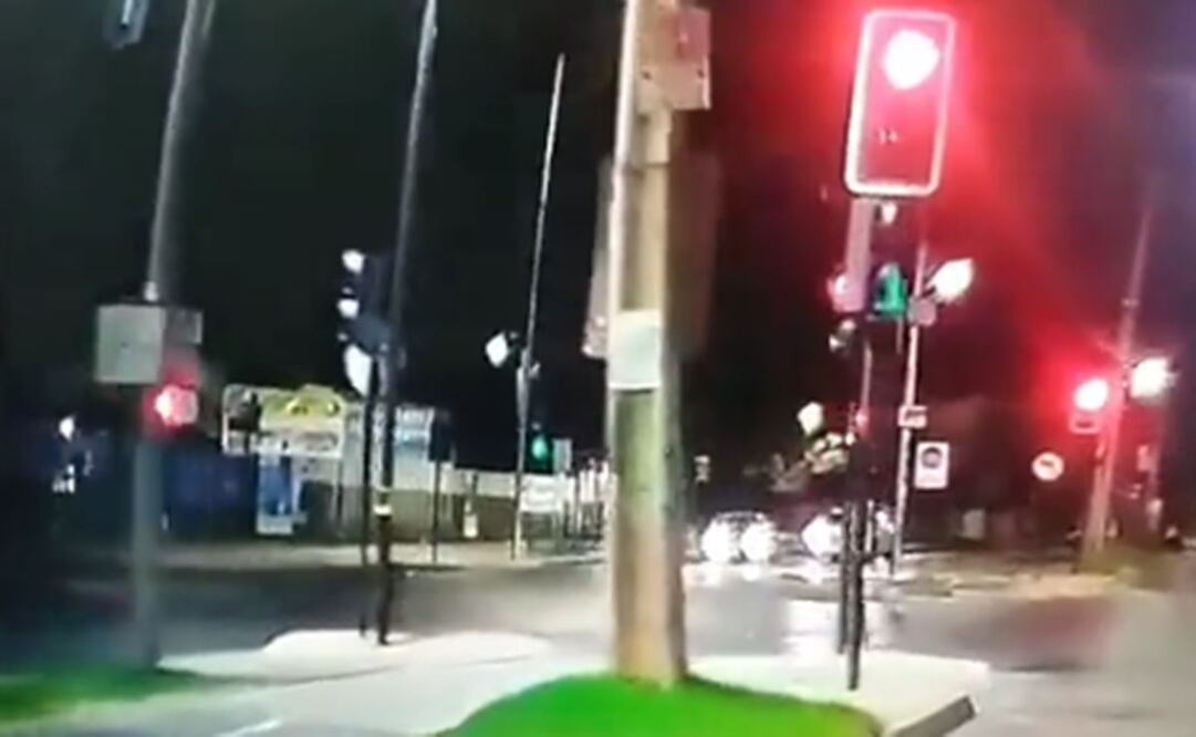 Video: Mujer atropella a ladrones y se salva de que le roben el carro