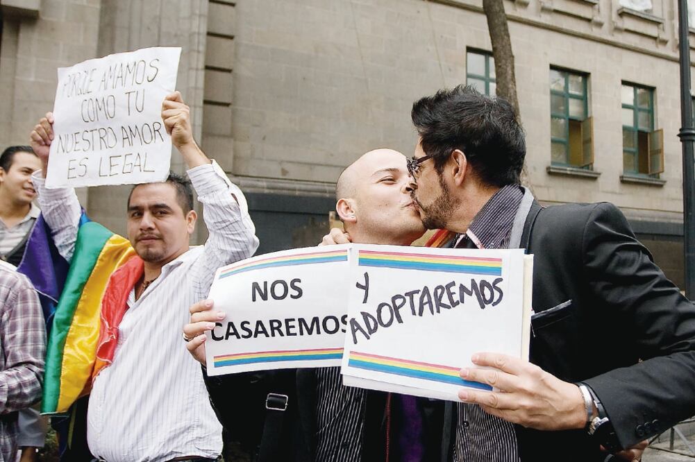 La iniciativa presidencial de reforma al Código Civil plantea que las parejas del mismo sexo tengan derecho a adoptar hijos (ARCHIVO EL UNIVERSAL)