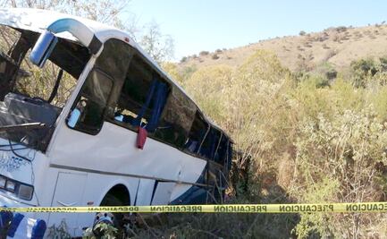 Vuelca autobús con peregrinos en Michoacán; hay 3 muertos y 41 lesionados