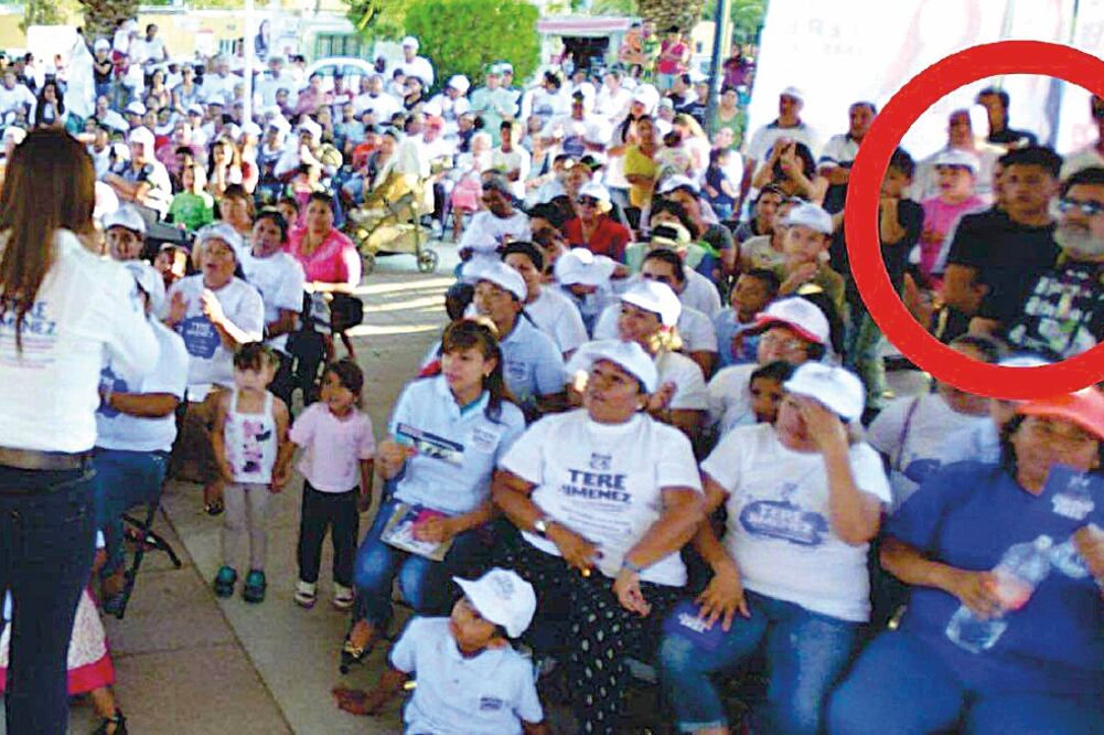 En la imagen se aprecia en el círculo a uno de los supuestos agresores de la candidata Tere Jiménez, mientras ésta ofrece un discurso ante simpatizantes (ESPECIAL)