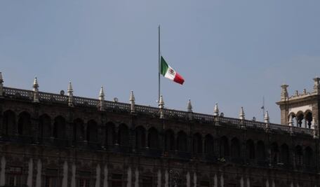 Izan banderas a media asta en edificios del Zócalo por muertos a causa de Covid