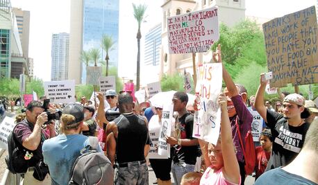 Magnate ‘despierta’ a latinos en Arizona