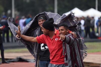 Amanecen en estadio de la CDMX cerca de 2 mil 200 migrantes