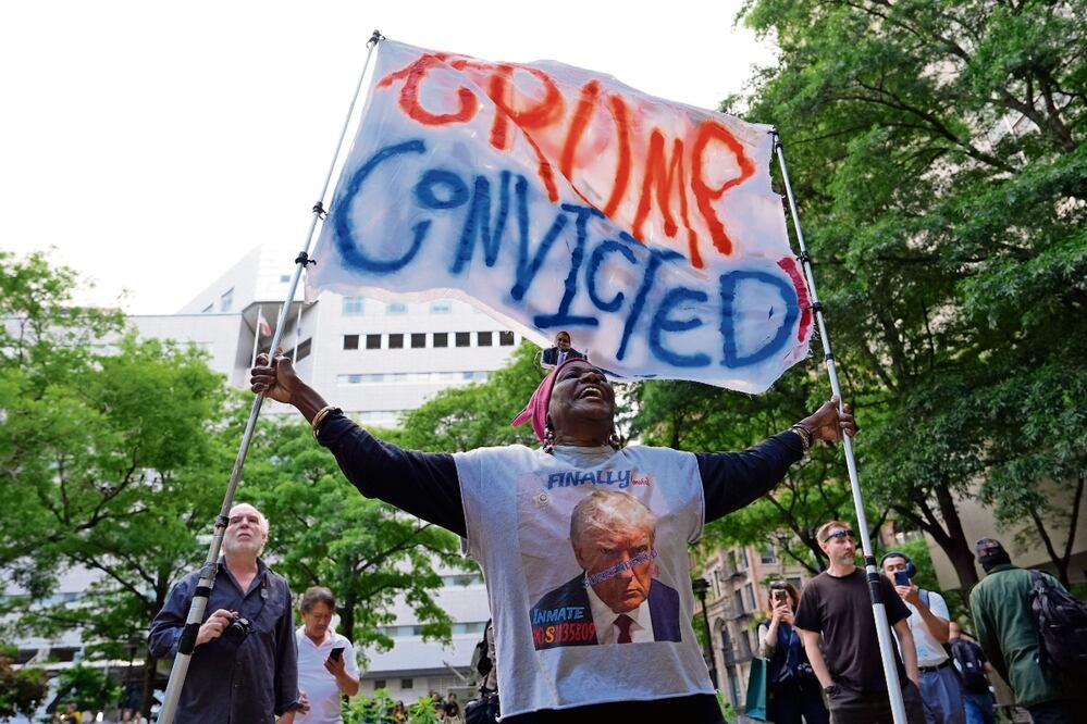 Una manifestante, tras conocerse el veredicto de culpabilidad contra el expresidente Donald Trump frente al Tribunal Penal de Manhattan, en Nueva York. Foto: Julia Nikhinson. AP