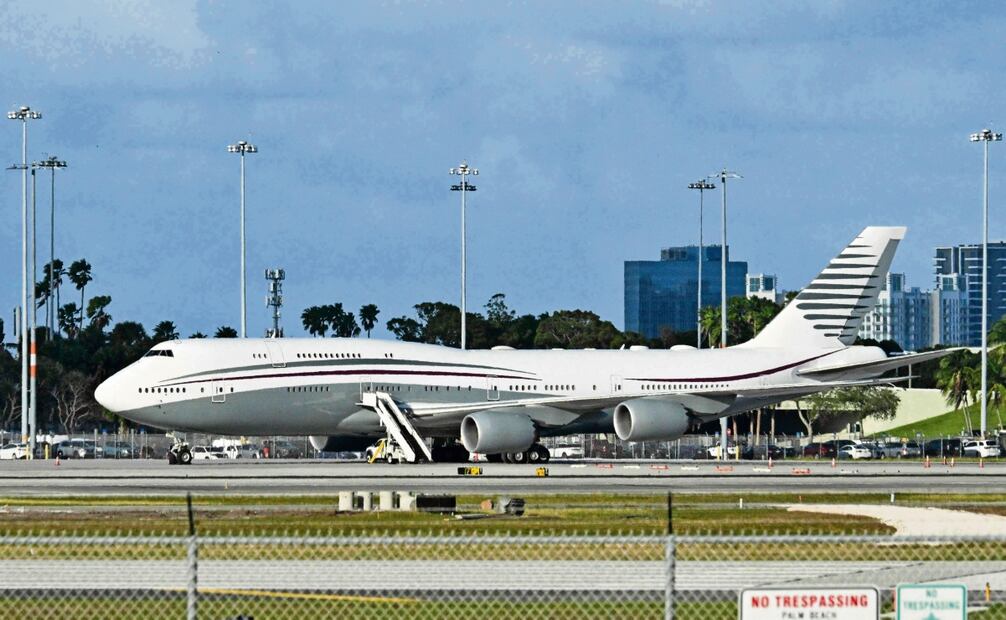 Un Boeing 747 qatarí, en la pista del Aeropuerto Internacional de Palm Beach, Florida, luego de que el presi- dente Trump visitara la aeronave el 15 de febrero pasado. Foto: Robert Schmidt / AFP