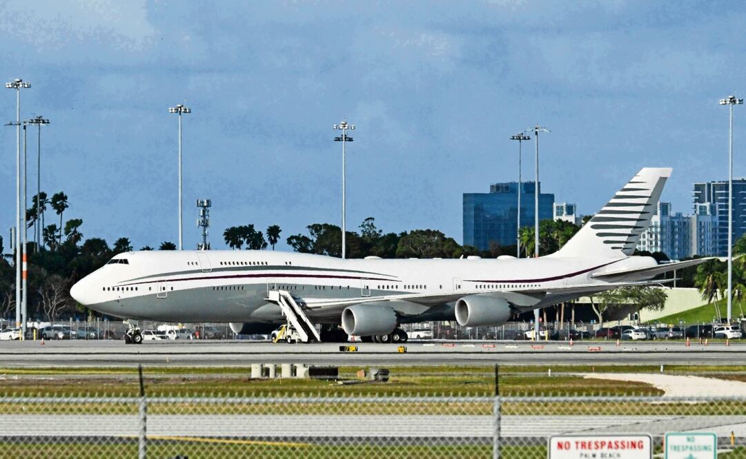 Un Boeing 747 qatarí, en la pista del Aeropuerto Internacional de Palm Beach, Florida, luego de que el presi- dente Trump visitara la aeronave el 15 de febrero pasado. Foto: Robert Schmidt / AFP