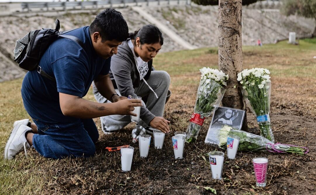 Personas llevan flores blancas a la zona del puente de La Concordia, donde ocurrió el incendio por la volcadura de una pipa de gas. Foto: Hugo Salvador / EL UNIVERSAL
