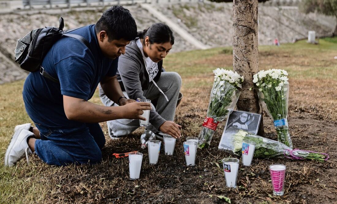 Personas llevan flores blancas a la zona del puente de La Concordia, donde ocurrió el incendio por la volcadura de una pipa de gas. Foto: Hugo Salvador / EL UNIVERSAL