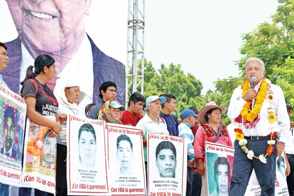 Andrés Manuel López Obrador realizó un mitin en Iguala, en donde prometió a los padres de los 43 normalistas desaparecidos de Ayotzinapa que de llegar a ser Presidente creará una comisión de la justicia para el caso. Foto: VALENTE ROSAS. EL UNIVERSAL