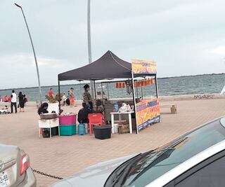 Familias abarrotan playas en Navolato