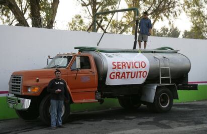 Ecatepec distribuirá más de 100 pipas por corte de agua