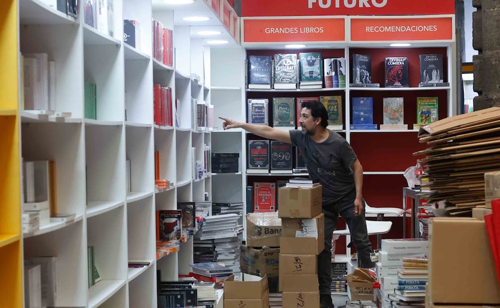 Aspectos de la instalación de la Feria Internacional del Libro del Palacio de Minería. Foto: Diego Simón Sánchez/EL UNIVERSAL.