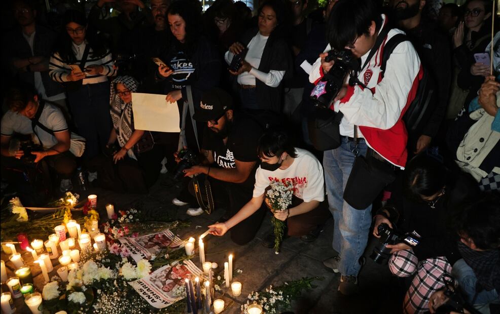 Activistas y periodistas realizaron una vigilia al pie del Ángel de la Independencia, en la Ciudad de México, en memoria de los comunicadores asesinados en la Franja de Gaza, tras un ataque dirigido de Israel, el 13 de agosto de 2025. Foto: Carlos Mejía/EL UNIVERSAL