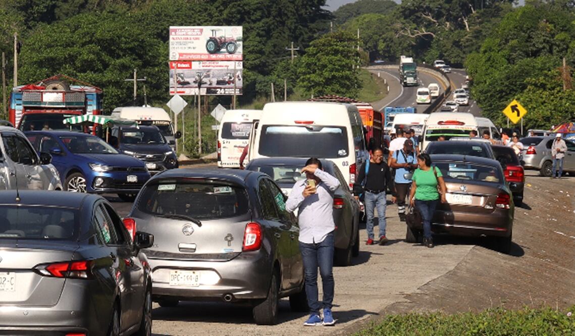 Cientos de maestros de la Coordinadora Nacional de Trabajadores de la Educación bloquearon este martes carreteras de la frontera sur del país. Foto: EFE