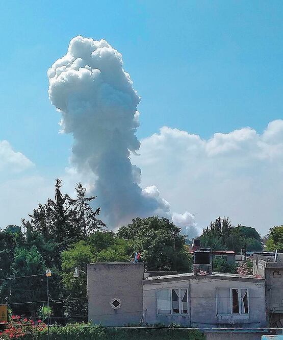 La explosión se suscitó poco antes de las 13:00 horas de ayer, en los talleres que se ubican frente al Lago de Zumpango. L. FIGUEROA. EL UNIVERSAL