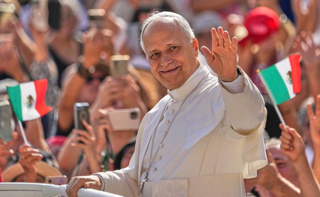 El papa León XIV llega a la plaza de San Pedro con motivo de la audiencia general semanal en el Vaticano, el miércoles 17 de septiembre de 2025. Foto: AP