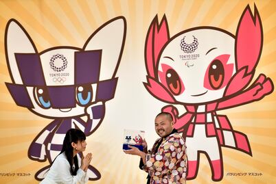 Dos superhéroes futuristas, las mascotas de Tokio 2020