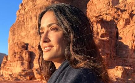 Salma Hayek derrocha estilo con un sofisticado look con plumas