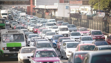 Este jueves 2 de enero no circulan autos con engomado verde