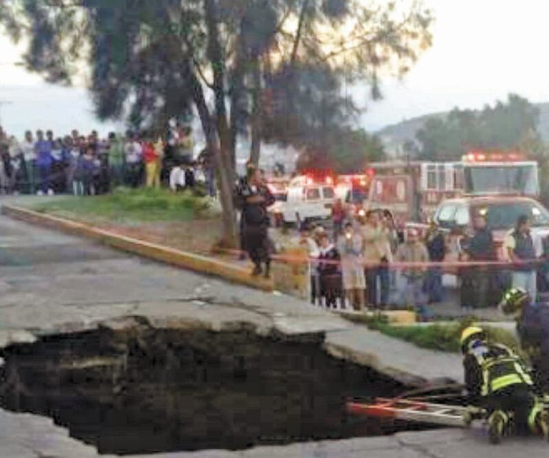 Al inicio, el socavón tenía 12 metros de diámetro y 25 de profundidad, y sólo hubo reparaciones parciales, denunciaron vecinos de la colonia Minerva. ESPECIAL