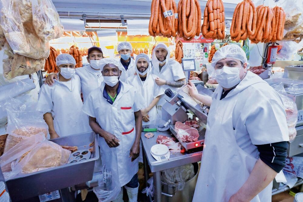 Pese a no hablar español, el haitiano Jean Luxon se ha adaptado bien con sus compañeros en la carnicería de la Central de Abasto. Foto: Fernanda Rojas / EL UNIVERSAL