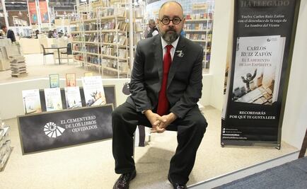 La sociedad olvidó el placer que produce la lectura: Carlos Ruiz Zafón