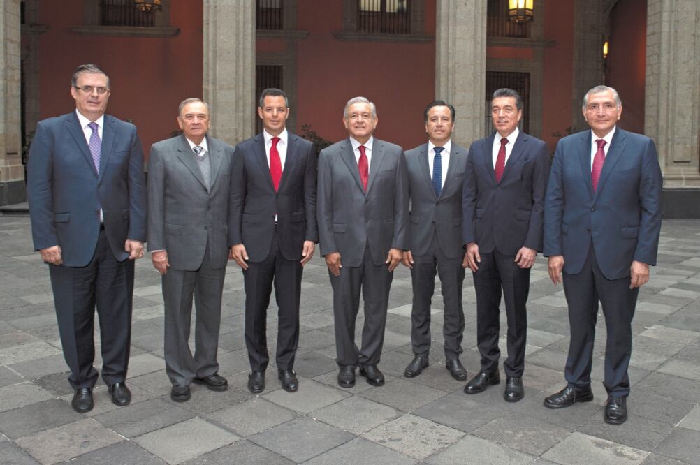 El presidente Andrés Manuel López Obrador (centro); el canciller, Marcelo Ebrard (izq.), y los gobernadores Carlos Aysa (Campeche), Alejandro Murat (Oaxaca), Cuitláhuac García (Veracruz), Rutilio Escandón (Chiapas) y Adán López (Tabasco) Foto: PRESIDENCIA