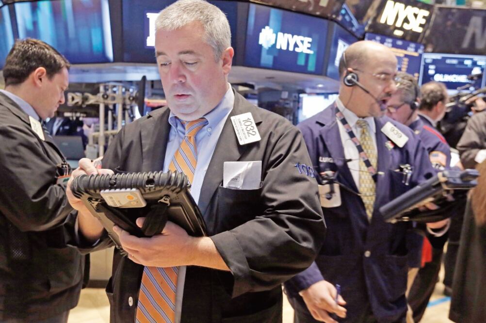 Ayer, la bolsa de Nueva York mostró resultados mixtos, con el índice Dow Jones bajando 0.03%, a 17 mil 746 puntos; el Nasdaq subió 0.33%, a 5 mil 129 enteros (ARCHIVO EL UNIVERSAL)