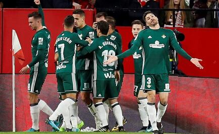 Guardado, titular en goleada del Betis al Sevilla