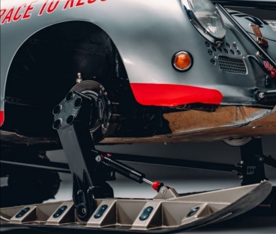 Mujer busca romper récord de velocidad a bordo de su Porsche 356